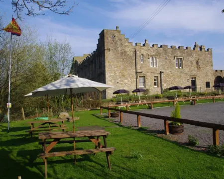 Blenkinsopp Castle Inn โรงแรมในแบรมป์ตัน
