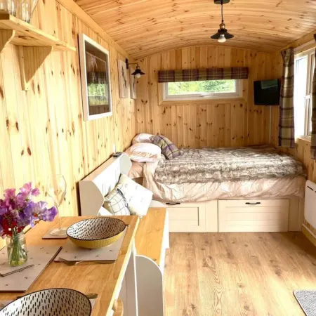 Woodhead Shepherds Hut - Sleeps 2 - Parking
