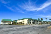 Super Inn & Suites by OYO Milledgeville - parking