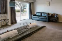 Sunset Motel Hotels in Thames