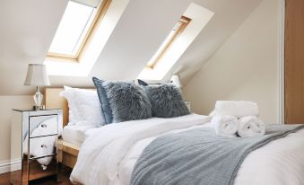 Joivy Greenknowes Lodge with Hot Tub and Wood Burning Stove