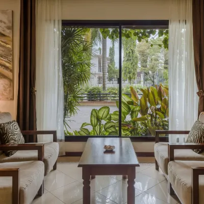 Sea Cliff Court Hotel & Luxury Apartments Hotels near Shoppers Plaza