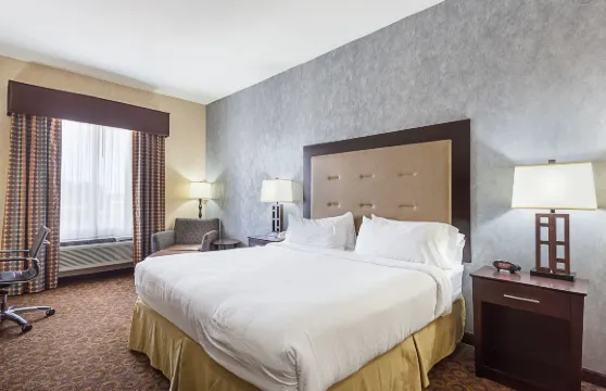 拜拉姆智選假日套房酒店