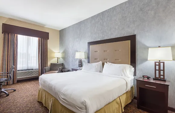 拜拉姆智選假日套房酒店