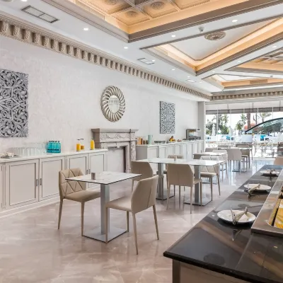 Park Plaza Suites Apartamentos Отели рядом с достопримечательностью «Пуэрто-Банус»