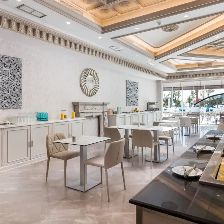 Park Plaza Suites Apartamentos Отели рядом с достопримечательностью «Пуэрто-Банус»