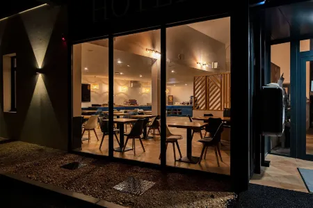 Hôtel le Cyrano Bergerac Отели в г. Сен-Лоран-Де-Винь