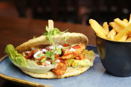 The Conningbrook Hotel Отели рядом с достопримечательностью «St Peter & St Paul Church»