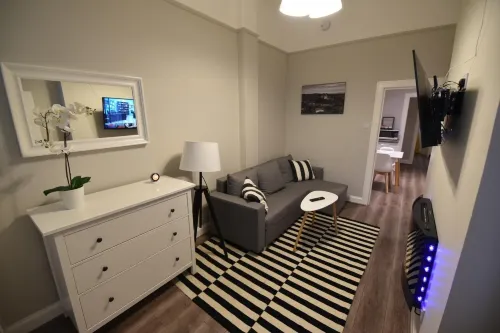 Slateford House Apartment Ground Floor Main Door - Airport Shuttle