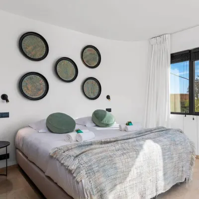 Huswell - Relax in Luxury at This Stunning Seaside Villa