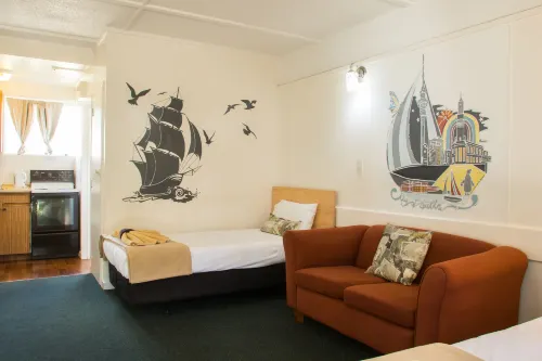 Alpha Motor Inn - parking