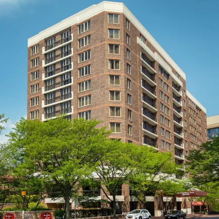 Residence Inn Bethesda Downtown Отели рядом с достопримечательностью «Станция метро Bethesda»