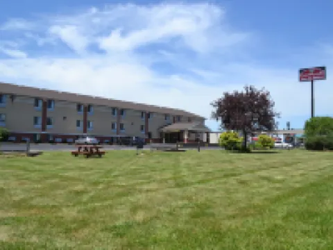 Countryside Inn & Suites Omaha East-Council Bluffs IA Hotels in Lewis
