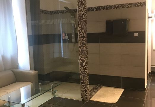 4. 스튜디오 아파트..