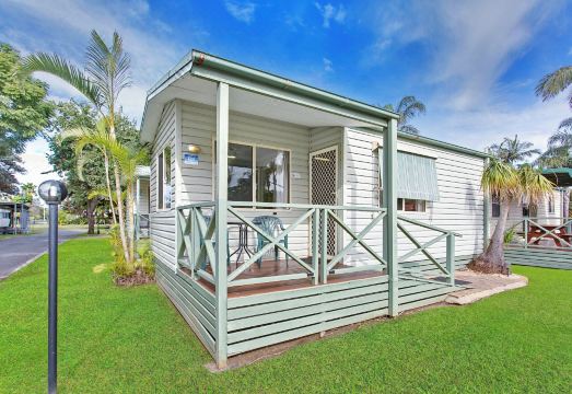 5. 자카란다 홀리데..