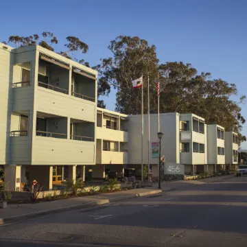456 Embarcadero Inn & Suites