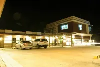 The Red Palm Suites and Restaurant - parking