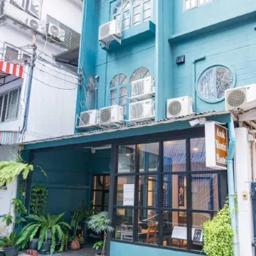 Asoke Montri Hostel Отели рядом с достопримечательностью «Станция метро Sukhumvit»