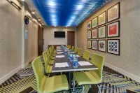 Holiday Inn Express & Suites Nashville Metrocenter Downtown