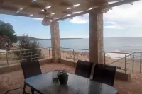 Maritinas Stone Apartment on the Beach Hotel a Patronikoleika