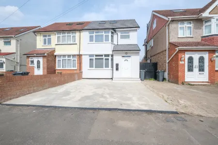 Newly Converted 2BDR 1BA APT in Hounslow Отели рядом с достопримечательностью «Хаунслоу Хит»