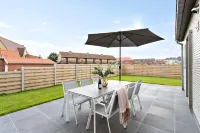 Huswell - Spacious Bungalow with Garden Near the Beach & Sea Hotels in Westende