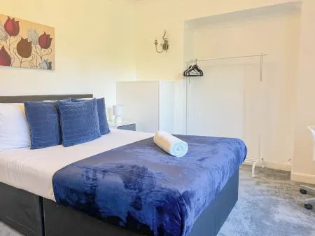 Large 8 Bedroom House in Edgbaston Отели рядом с достопримечательностью «Birmingham and Midland Institute»