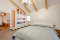 Luxury Burano Penthouse with Terrace Lagoon View and Jacuzzi Hôtels à : Burano