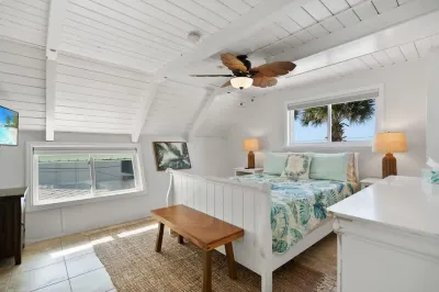 Oceanfront Serenity Under the Sea Tiki Bar BBQ Hôtels à proximité de : First Coast Technical Institute