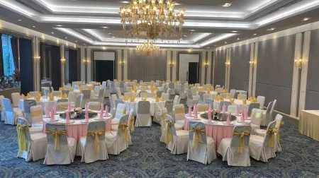 Krungsri River Hotel Отели рядом с достопримечательностью «Ват Ратчабурана»