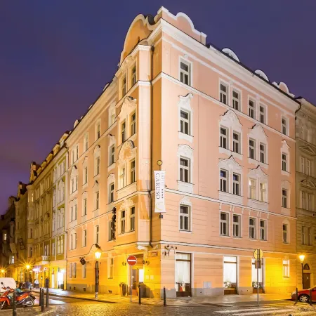 Hotel Caruso Old Town Отели рядом с достопримечательностью «Футбольный стадион «Дженерали Арена»»