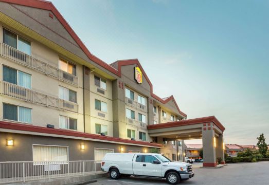 슈퍼 8 바이 윈덤 앱보스포드 BC 호텔의 실내 수영장 및 워터슬라이드