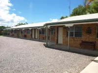 Pacific Paradise Airport Motel - parking