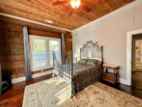 Charming Historic Bungalow with Modern Amenities - Cozy Getaway