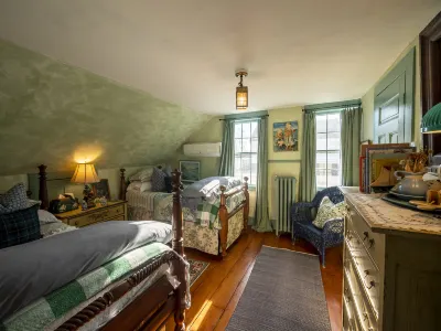 Delightful Water Views and Historic Character - Charming Nautical Retreat Hoteles en Stonington