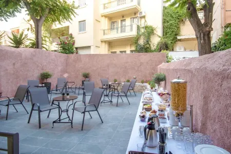 Plaka Arch Suites Отели рядом с достопримечательностью «Монастырь Кесариани»