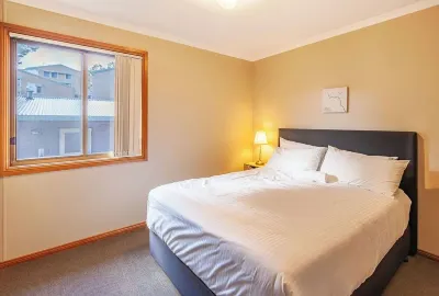 Blue Gum Cottage - Spacious 3BR + Lakeside Views 5 mins to main shopping area Hotels near Lake Jindabyne