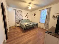 Charming 2-bedroom apartment in beautiful Belleville with WiFi