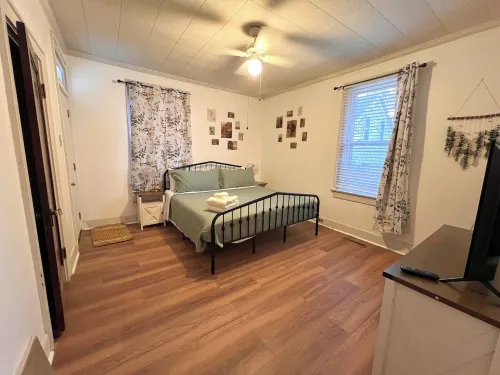 Charming 2-bedroom apartment in beautiful Belleville with WiFi