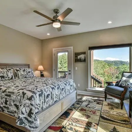 Luxury 2 Bedroom, Mountain Views, Hot Tub, Hiking