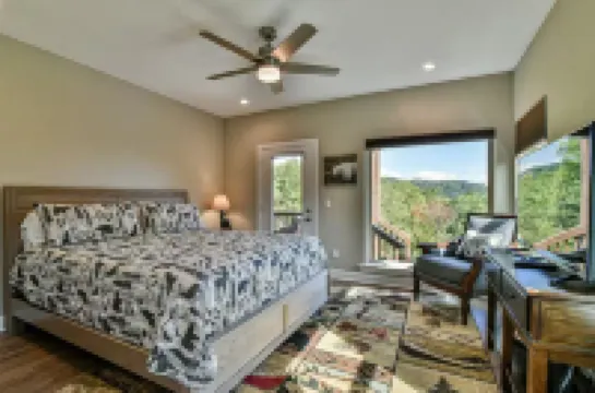 Luxury 2 Bedroom, Mountain Views, Hot Tub, Hiking