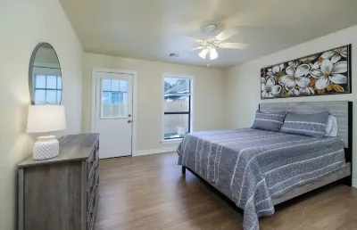 Cozy Haven: Warm Retreat Renaissance Center附近的飯店