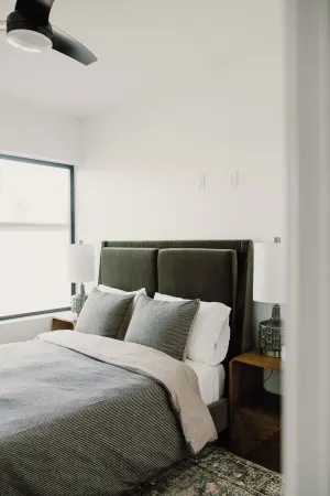 Modern Townhome with Skyline Views, Heated Balcony & Curated Art in Downtown DSM Отели рядом с достопримечательностью «Грэйтер Де-Мойн Ботаникал Гарден»