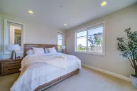 Beach Townhome with Ocean Views, Sleeps 6, Garage Parking Space Các khách sạn gần Sand Spa