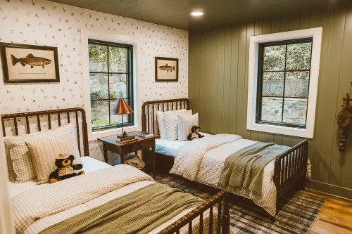 Dudley Creek Cottage; cozy little cottage. Hot tub + fire pit + arcade!