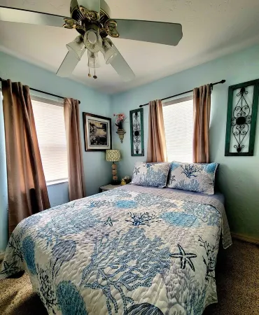 Charming 2-bedroom house in beautiful Port Charlotte with Pool, Hot tub, & WiFi Отели рядом с достопримечательностью «Кидстар Парк»