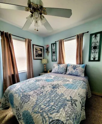 Charming 2-bedroom house in beautiful Port Charlotte with Pool, Hot tub, & WiFi