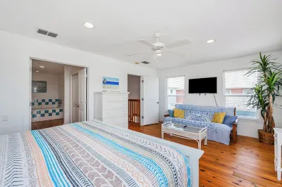 Seashell Escape--3 BR House in Village Walk, Sleeps 10, Near Beach, Dogs OK! Hotel in zona The Dunes Condominiums