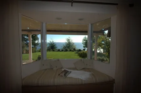 Water Front Spacious Home with a View - Vacation in Paradise!