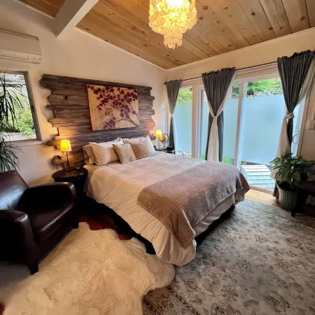 Humboldt Haven: Gorgeous Home for 10 w Gardens, Firepits, Forest & Bay Views